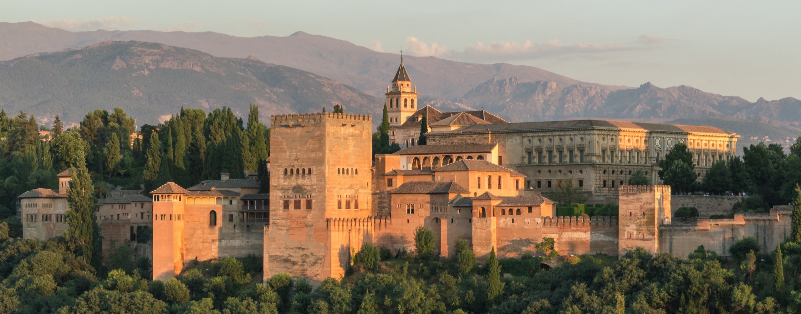 La Alhambra al atardecer, vista desde el Mirador de San Nicolás, con Sierra Nevada al fondo